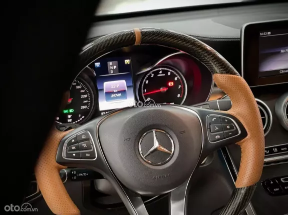 Mercedes-Benz GLC 300 4Matic 2018 - Xe đẹp, ODO thấp, giá cực tốt