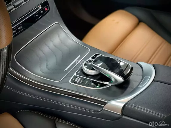 Mercedes-Benz GLC 300 4Matic 2018 - Xe đẹp, ODO thấp, giá cực tốt