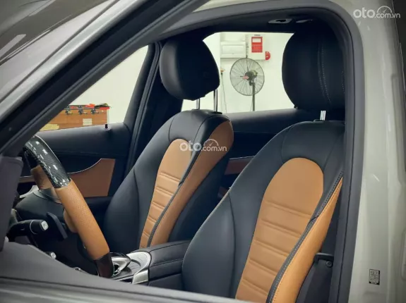 Mercedes-Benz GLC 300 4Matic 2018 - Xe đẹp, ODO thấp, giá cực tốt