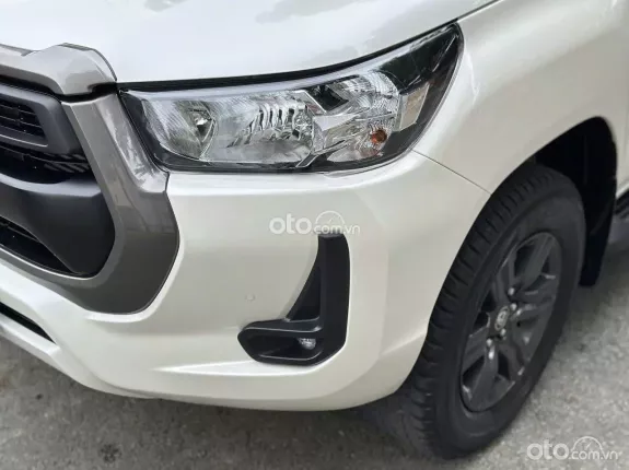 Toyota Hilux 2.4G 4x2 AT 2021 - Xe cũ chất lượng cao, full đồ chơi xịn sò