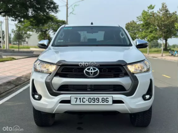 Toyota Hilux 2.4G 4x2 AT 2021 - Chủ đi giữ nước sơn còn đẹp, máy zin