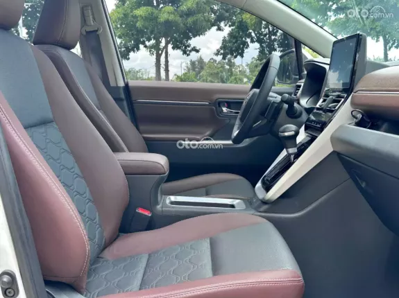 Toyota Innova Cross Hybrid 2023 - Xe gia đình 7 chỗ, màu trắng sang trọng