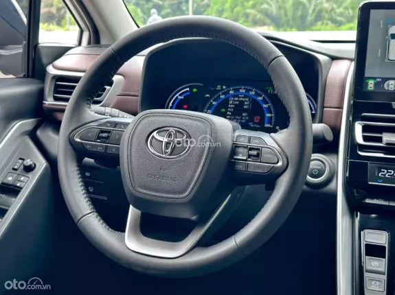 Toyota Innova Cross Hybrid 2023 - Xe gia đình 7 chỗ, màu trắng sang trọng