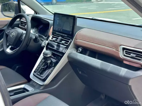 Toyota Innova Cross Hybrid 2023 - Xe gia đình 7 chỗ, màu trắng sang trọng