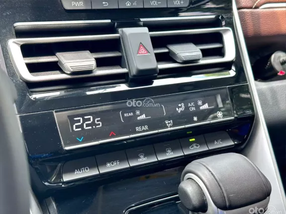 Toyota Innova Cross Hybrid 2023 - Xe gia đình 7 chỗ, màu trắng sang trọng