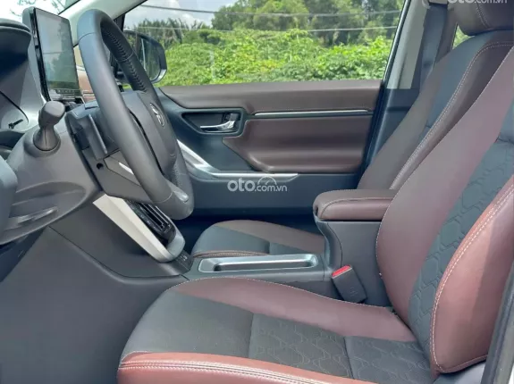 Toyota Innova Cross Hybrid 2023 - Xe gia đình 7 chỗ, màu trắng sang trọng