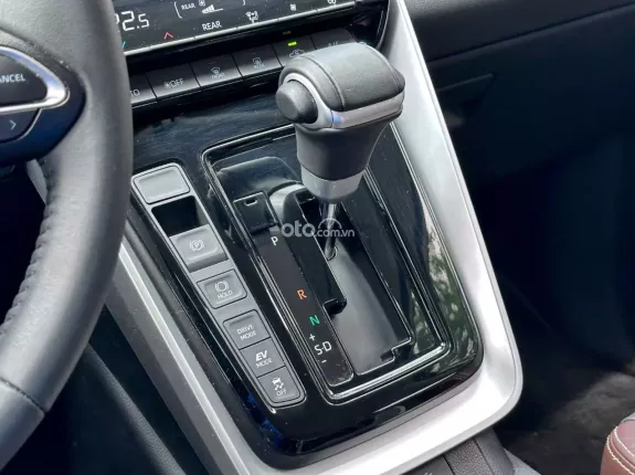 Toyota Innova Cross Hybrid 2023 - Xe gia đình 7 chỗ, màu trắng sang trọng