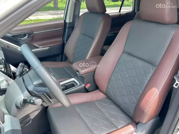 Toyota Innova Cross Hybrid 2023 - Xe gia đình 7 chỗ, màu trắng sang trọng