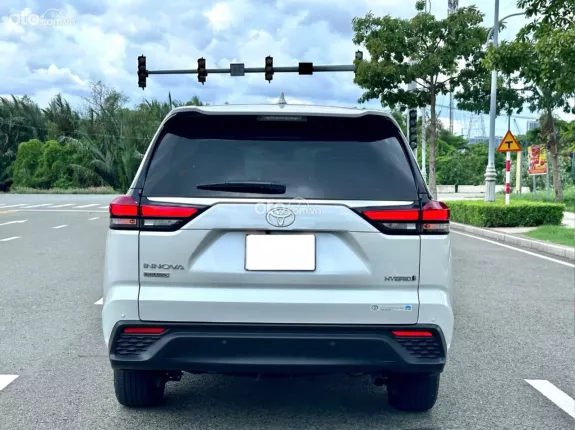 Toyota Innova Cross Hybrid 2023 - Xe gia đình 7 chỗ, màu trắng sang trọng