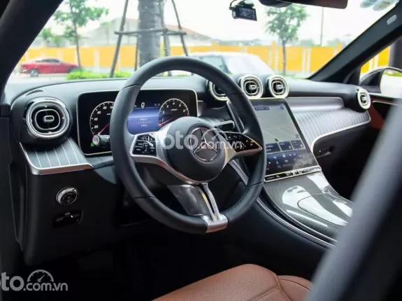 Mercedes-Benz GLC 200 4Matic 2023 - Sản xuất 2023 đăng ký lần đầu tháng 9/2024