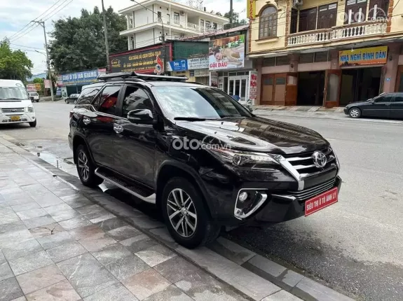 Toyota Fortuner 2.7 V 4X2 AT 2017 - SUV gầm cao chất lượng, keo chỉ máy số Zin