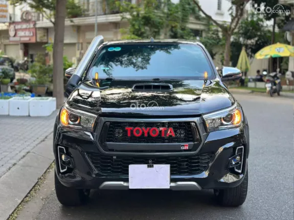 Toyota Hilux 2.8G 4×4 AT 2019 - Xe đã độ lên nhiều đồ chơi cho xe