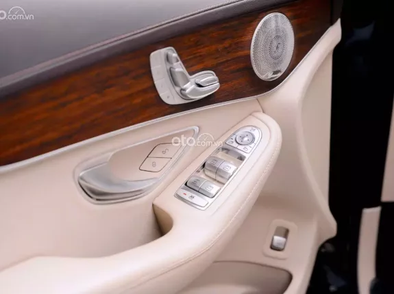 Mercedes-Benz GLC 200 V1 2022 - Đăng ký lần đầu T6/23 bảo hành chính hãng 3 năm