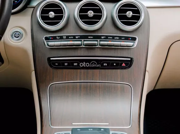 Mercedes-Benz GLC 200 V1 2022 - Đăng ký lần đầu T6/23 bảo hành chính hãng 3 năm