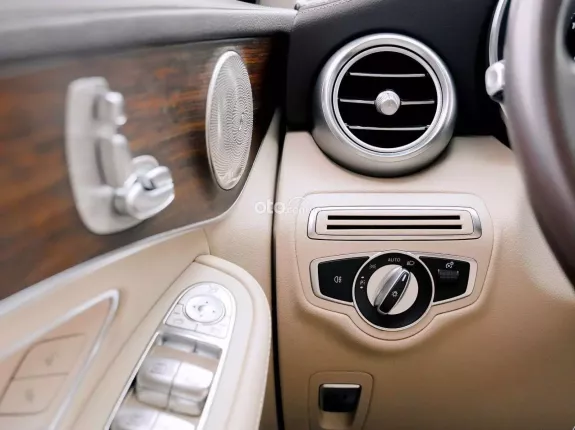 Mercedes-Benz GLC 200 V1 2022 - Đăng ký lần đầu T6/23 bảo hành chính hãng 3 năm