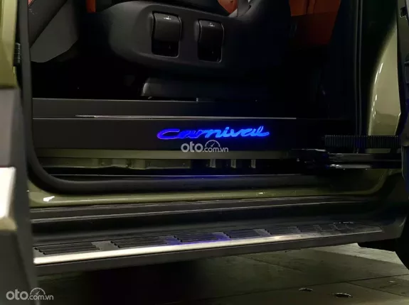 Kia Carnival 2.2D Signature 2024 - Màu Xanh Quân Đội - Nội thất nâu