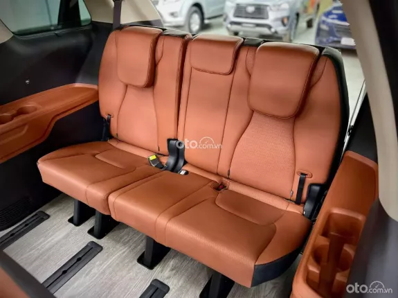 Kia Carnival 2.2D Signature 2024 - Màu Xanh Quân Đội - Nội thất nâu