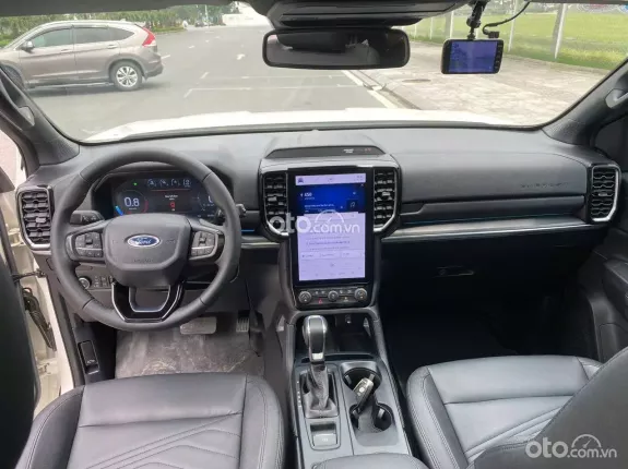 Ford Everest Titanium 2.0 AT 4x2 2023 - Xe đi ít, chữ giữ xe, chất xe còn đẹp sơn zin nguyên