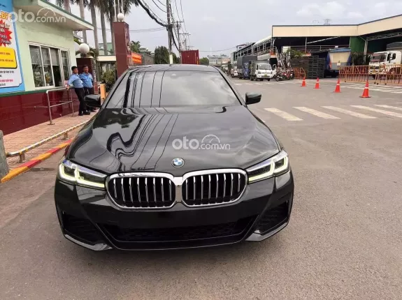 BMW 520i 2022 - Trang hiện đại, nội thất da sang trọng