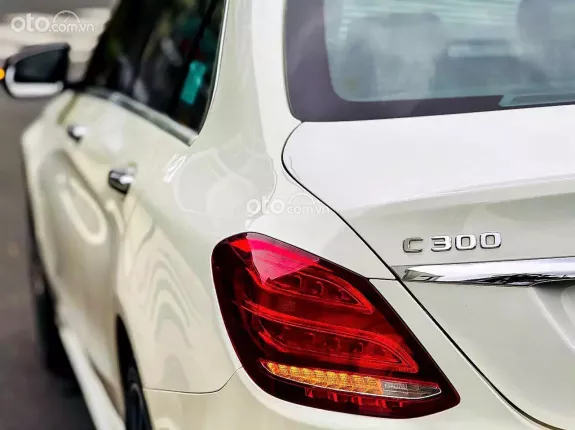 Mercedes-Benz C300 AMG 2018 - Full option – Sang trọng, thể thao, mạnh mẽ