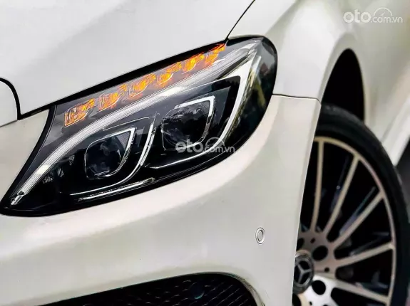 Mercedes-Benz C300 AMG 2018 - Full option – Sang trọng, thể thao, mạnh mẽ
