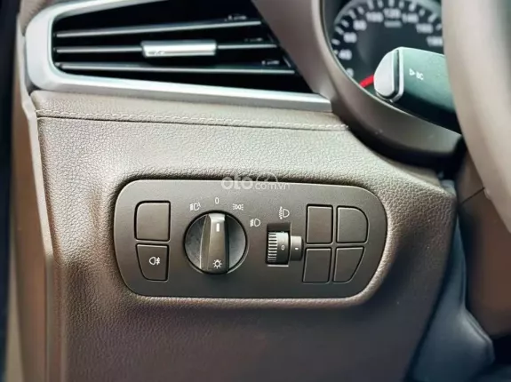 VinFast LUX A2.0 Tiêu chuẩn 2020 - Đỏ đẹp xuất sắc