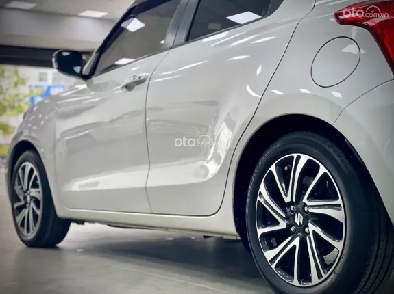 Suzuki Swift GLX 1.2 CVT 2023 - Xe cá tính trẻ trung, màu trắng nổi bật