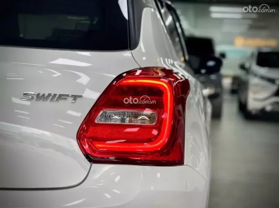 Suzuki Swift GLX 1.2 CVT 2023 - Xe cá tính trẻ trung, màu trắng nổi bật