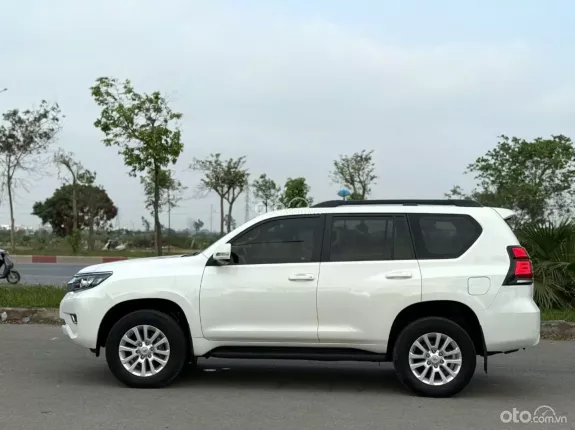 Toyota Land Cruiser Prado GX 2017 - Nội thất rộng rãi, trang bị full option
