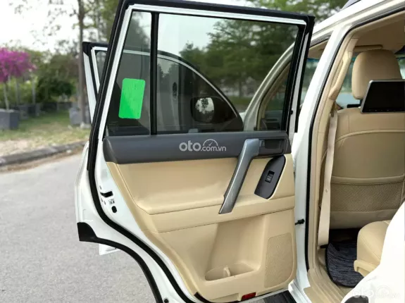 Toyota Land Cruiser Prado GX 2017 - Nội thất rộng rãi, trang bị full option