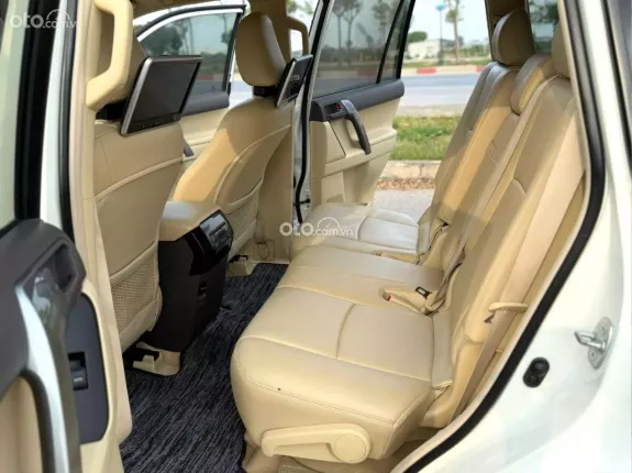 Toyota Land Cruiser Prado GX 2017 - Nội thất rộng rãi, trang bị full option