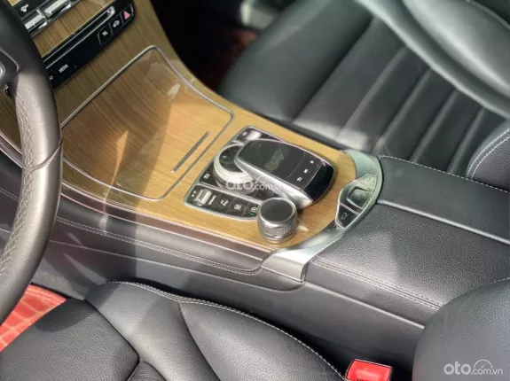 Mercedes-Benz GLC 250 2017 - Trắng Đen