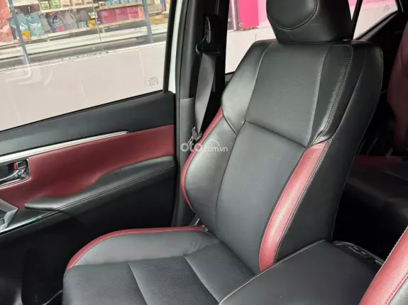 Toyota Fortuner 2.4 AT 4x2 Legender 2024 - DUY NHẤT TRÊN THỊ TRƯỜNG, SIÊU LƯỚT 10.000 KM