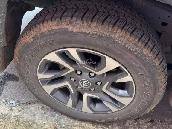 Toyota Fortuner 2.4 AT 4x2 Legender 2024 - DUY NHẤT TRÊN THỊ TRƯỜNG, SIÊU LƯỚT 10.000 KM