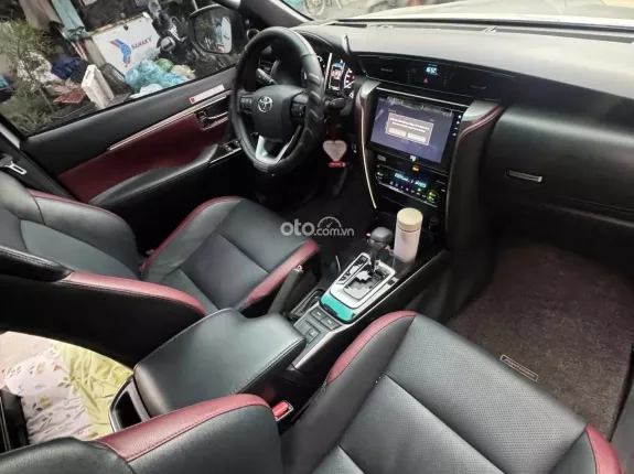 Toyota Fortuner 2.4 AT 4x2 Legender 2024 - DUY NHẤT TRÊN THỊ TRƯỜNG, SIÊU LƯỚT 10.000 KM