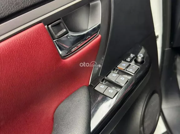 Toyota Fortuner 2.4 AT 4x2 Legender 2024 - DUY NHẤT TRÊN THỊ TRƯỜNG, SIÊU LƯỚT 10.000 KM
