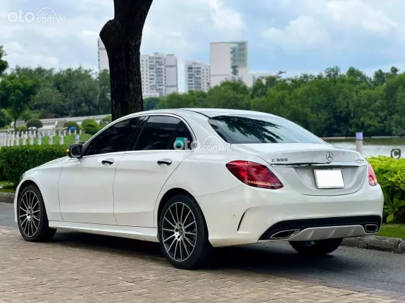 Mercedes-Benz C300 AMG 2017 - TRẮNG NGỌC TRINH BAO ĐẸP