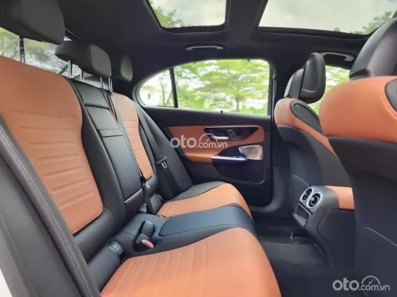 Mercedes-Benz C300 AMG 2023 - Xe siêu lướt 2023, ngoại thất trắng sang trọng