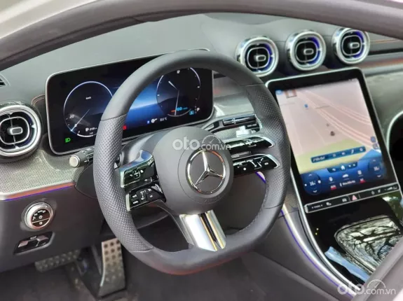 Mercedes-Benz C300 AMG 2023 - Xe siêu lướt 2023, ngoại thất trắng sang trọng