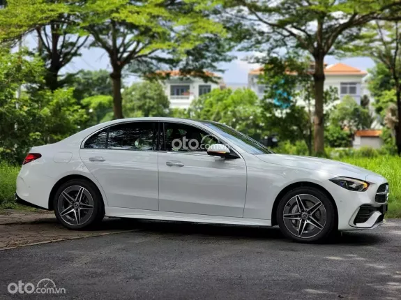 Mercedes-Benz C300 AMG 2023 - Xe siêu lướt 2023, ngoại thất trắng sang trọng