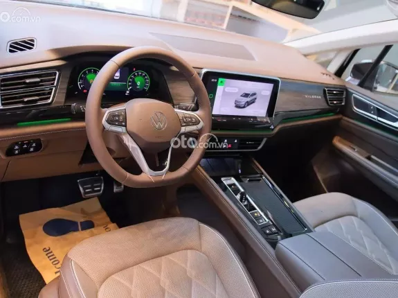 Volkswagen Viloran Luxury 2025 - Khuyến mãi tháng 5/2026 Viloran Màu đỏ rượu vang cực sang trọng cho khách hàng mệnh Hỏa