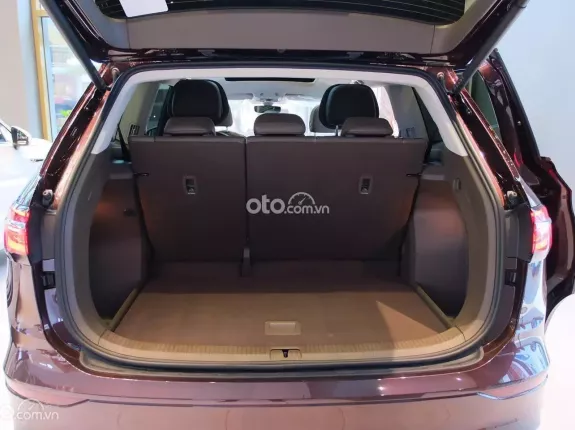 Volkswagen Viloran Luxury 2025 - Khuyến mãi tháng 5/2026 Viloran Màu đỏ rượu vang cực sang trọng cho khách hàng mệnh Hỏa