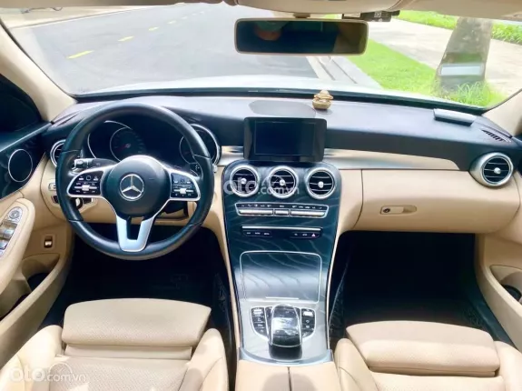 Mercedes-Benz C200 2.0 AT 2019 - C200 sx2019 trắng nội thất kem, chạy hơn 8v km siêu đẹp