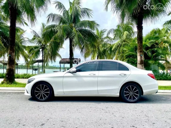 Mercedes-Benz C200 2.0 AT 2019 - C200 sx2019 trắng nội thất kem, chạy hơn 8v km siêu đẹp