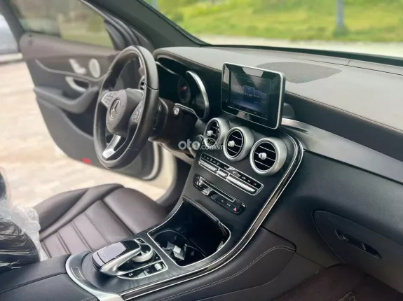 Mercedes-Benz GLC 300 4Matic 2017 - Cập bến sẵn 1 em bao chất lượng