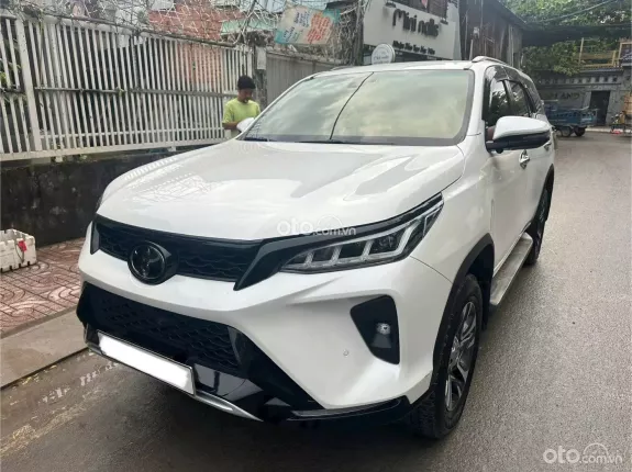 Toyota Fortuner 2.8 AT 4x4 Legender 2022 - Xe 1 chủ sử dụng biển sài gòn, options lên nhiều dã man