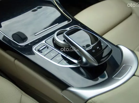 Mercedes-Benz C180 AMG 2021 - Liên hệ để xem xe trực tiếp