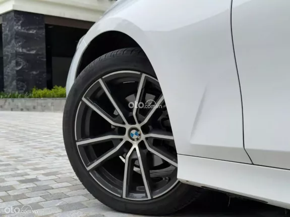 BMW 320i Sport Line 2023 - Xe Option có cả HUD trên kính lái, Màn hình cong liền khối cảm ứng