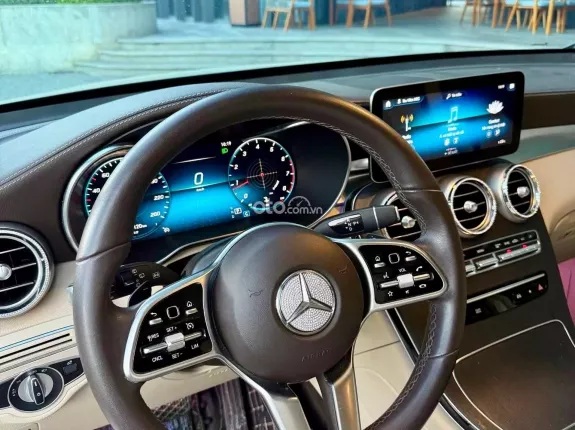 Mercedes-Benz GLC 300 4Matic 2021 - GLC 300 sx2021 màu đen nội thất kem, chạy hơn 3 vạn