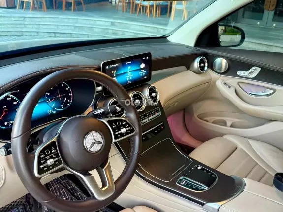 Mercedes-Benz GLC 300 4Matic 2021 - GLC 300 sx2021 màu đen nội thất kem, chạy hơn 3 vạn